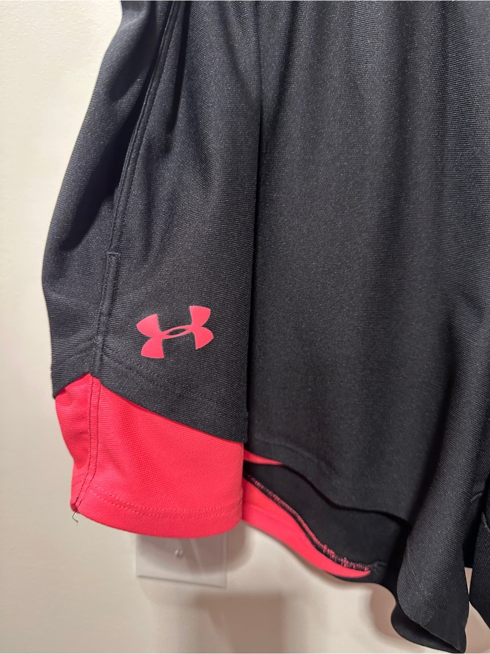 Under Armour Black & Neon Crimson Pink Women's Athletic Shorts 2X - Picture 3 of 6